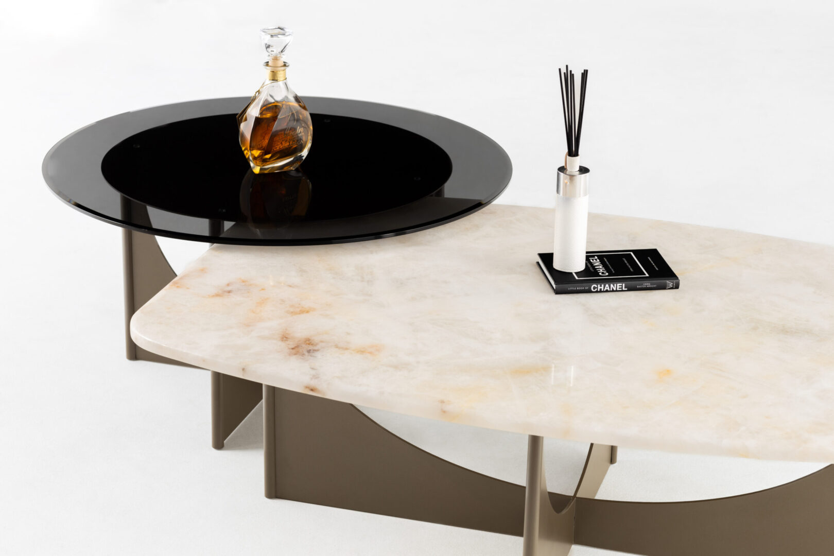 Konferenčný stolík, kovová podnož zlatá